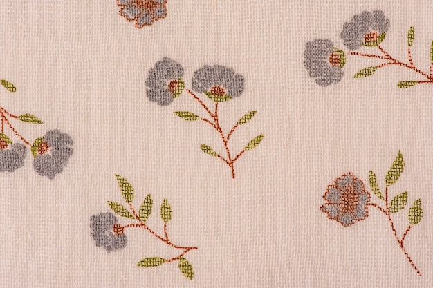 Ręcznie haftowany wzór na lnianej tkaninie